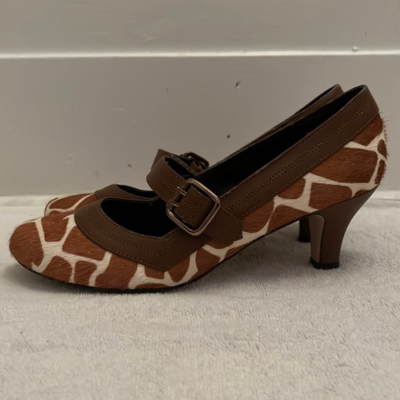 Faux giraffe Mary Jane pumps. Excellent condition. Size 7.5 - Picture 3 of 8